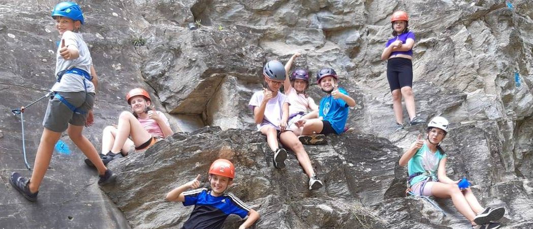 Bild enthält, Outdoors, Rock, Person, Boy, Child, Male, Climbing, Rock Climbing, Helmet, Shorts