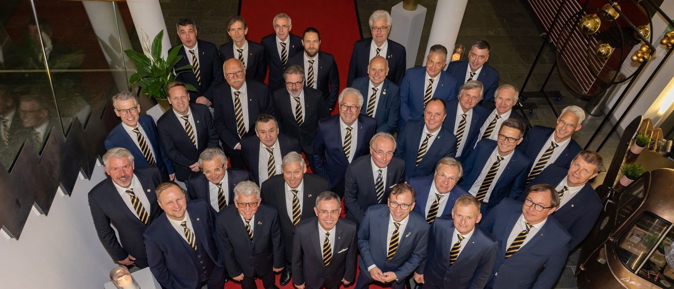 Bild enthält, Groupshot, Person, Fashion, Adult, Male, Man, Suit, Shoe, Face, Plant