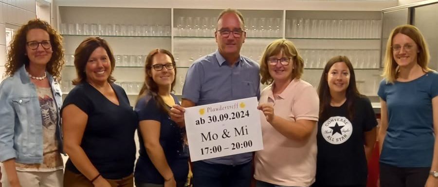 Bild enthält, Pants, Person, Photography, Portrait, Floor, Flooring, Adult, Female, Woman, People