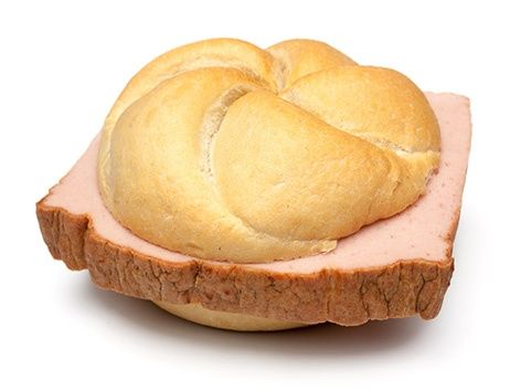 Ein Sandwich mit einem Brötchen auf dem Kopf, gefüllt mit rosa Schinken auf weißem Hintergrund.