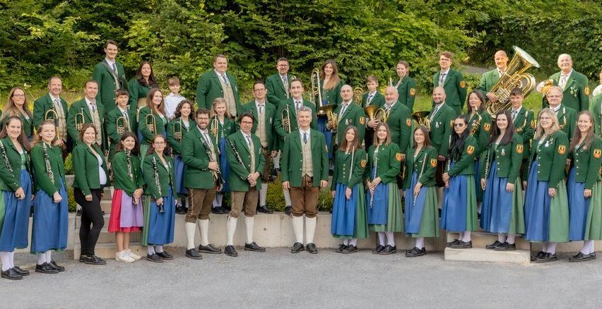 Bild enthält, Groupshot, Person, People, Clothing, Coat