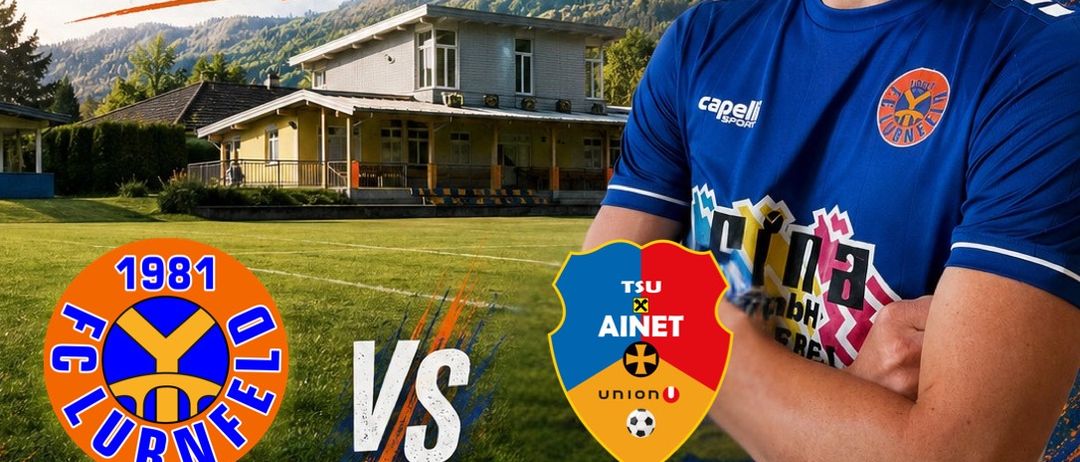 Plakat für ein Fußballspiel zwischen FC Lurenfeld und TSU Ainet, mit einem Spieler in einem blauen Trikot mit Logo, vor dem Hintergrund eines Rasenfeldes und Häusern.