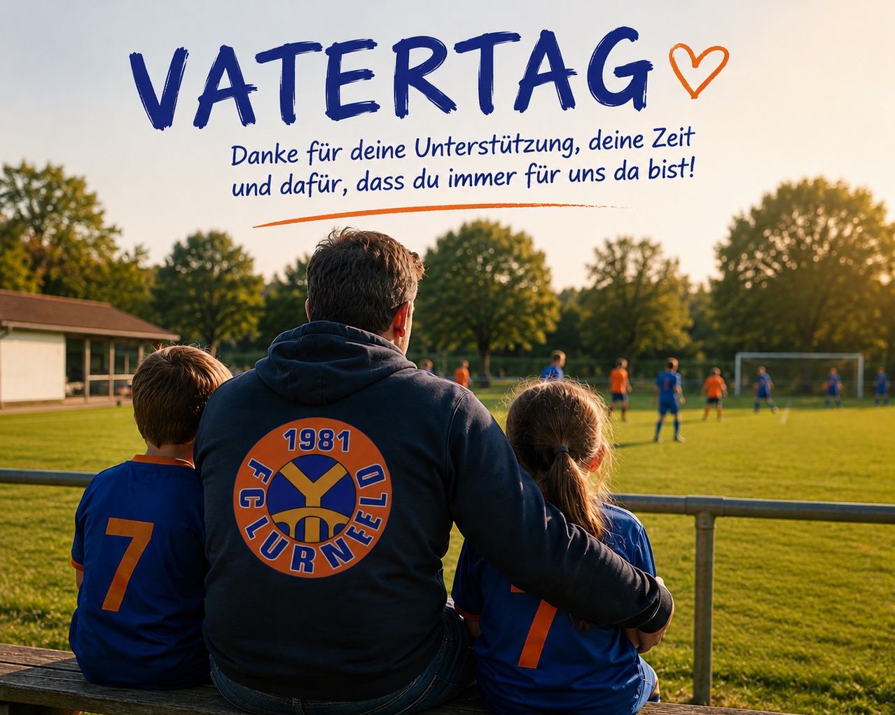 Ein Vater und zwei Kinder sehen sich ein Fußballspiel auf einem Feld an. Der Vater hat ein 1981-Logo auf seiner Kapuze.