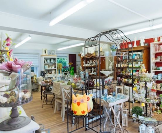 Bild enthält, People, Person, Cup, Indoors, Shop, Accessories, Bag, Handbag, Home Decor