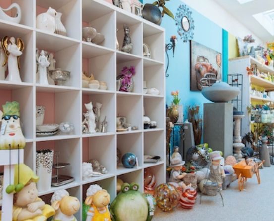 Bild enthält, Home Decor, Furniture, Indoors, Person