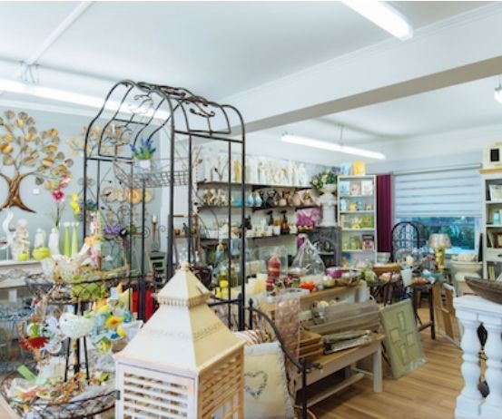 Bild enthält, Indoors, Shop, Home Decor, Person