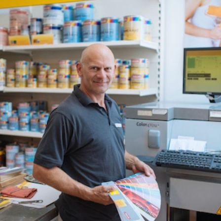 Bild enthält, Shop, Computer Keyboard, Adult, Male, Man, Person, Indoors, Market, Monitor, Shelf