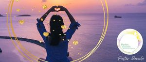 Aufnahme einer Frau, die den Sonnenuntergang am Meer genießt