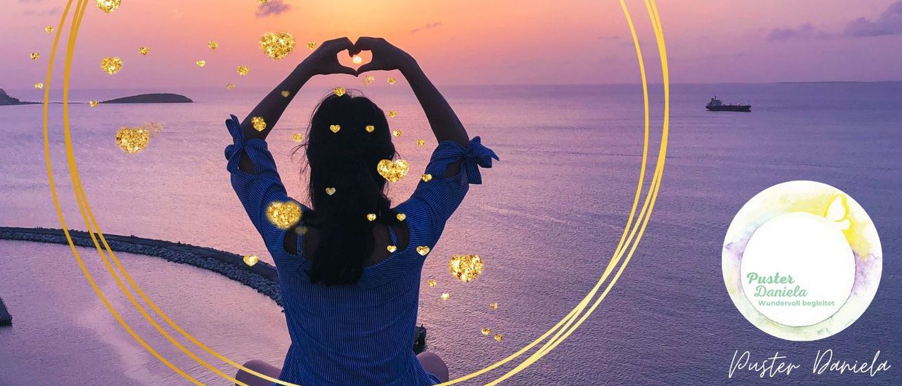 Aufnahme einer Frau, die den Sonnenuntergang am Meer genießt