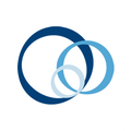 Ein Logo mit drei sich überschneidenden blauen Kreisen, wobei der größte in der Mitte und die anderen beiden auf beiden Seiten sind.