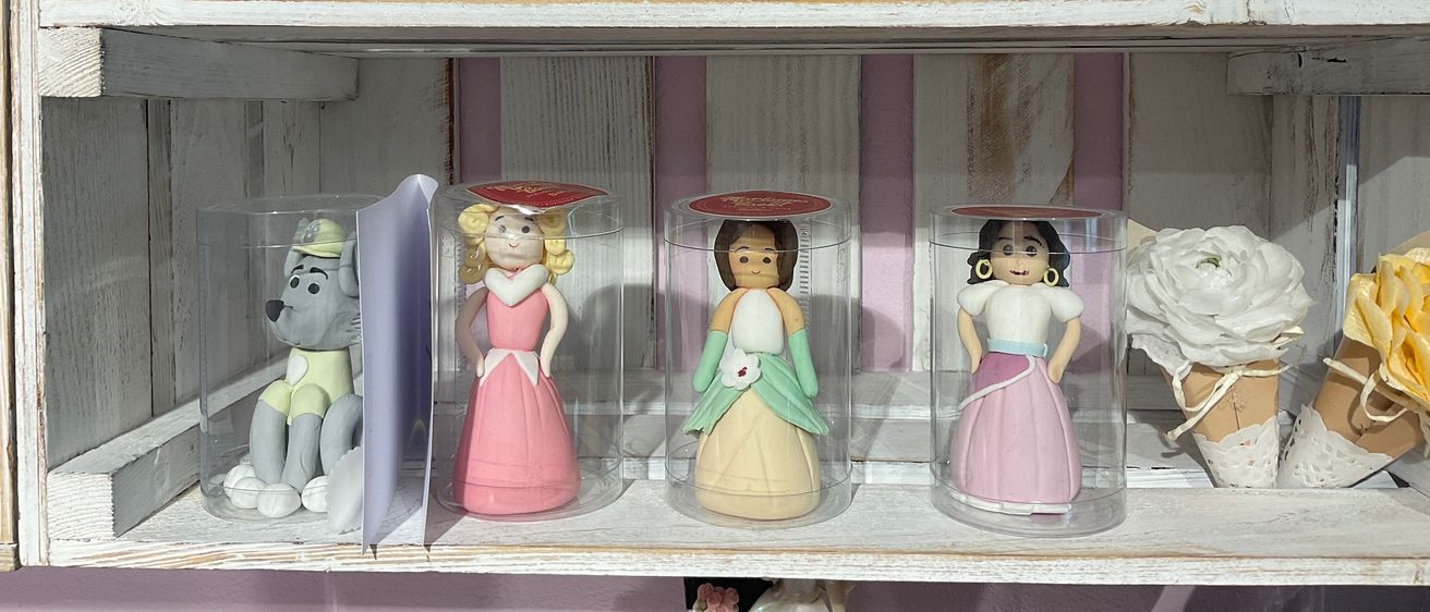 Bild enthält, Doll, Furniture, Cupboard, Person, Porcelain, Pottery, Shelf, Face, Head, Rose