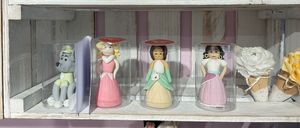 Bild enthält, Doll, Furniture, Cupboard, Person, Porcelain, Pottery, Shelf, Face, Head, Rose