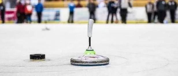 Bild enthält, Ice Hockey, Ice Hockey Puck, Rink, Skating, Sport, Person, Curling