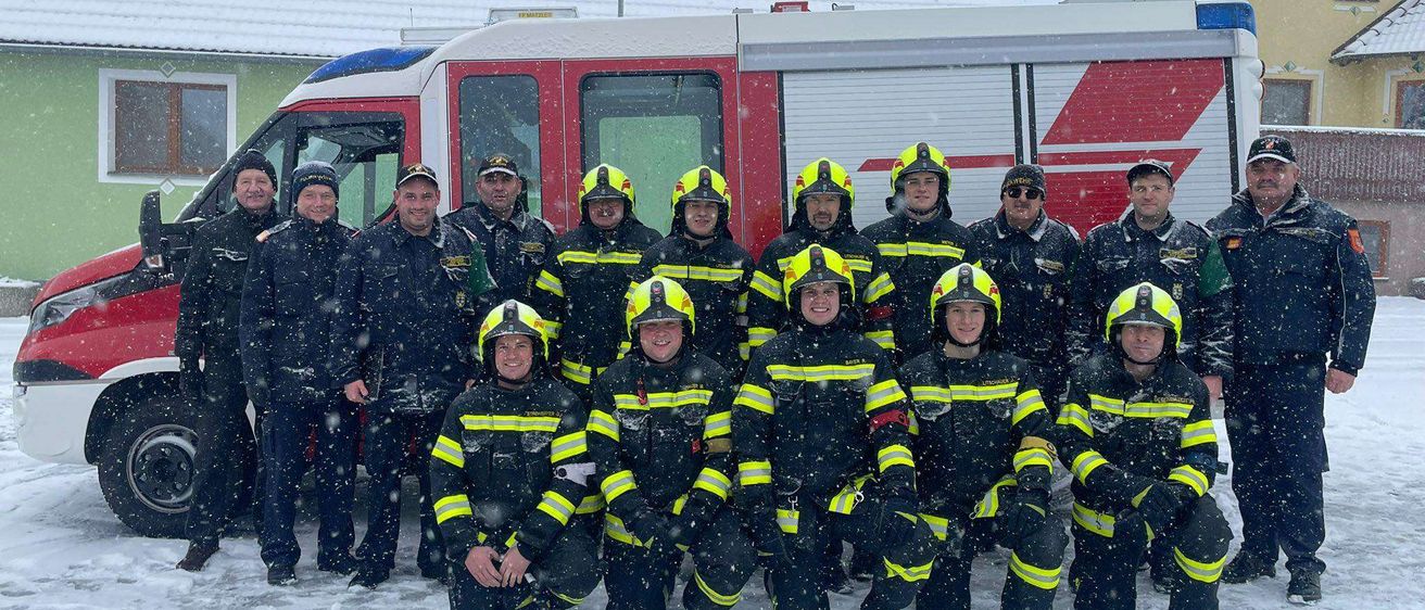 Bild enthält, People, Person, Adult, Male, Man, Clothing, Coat, Vehicle, Car, Face