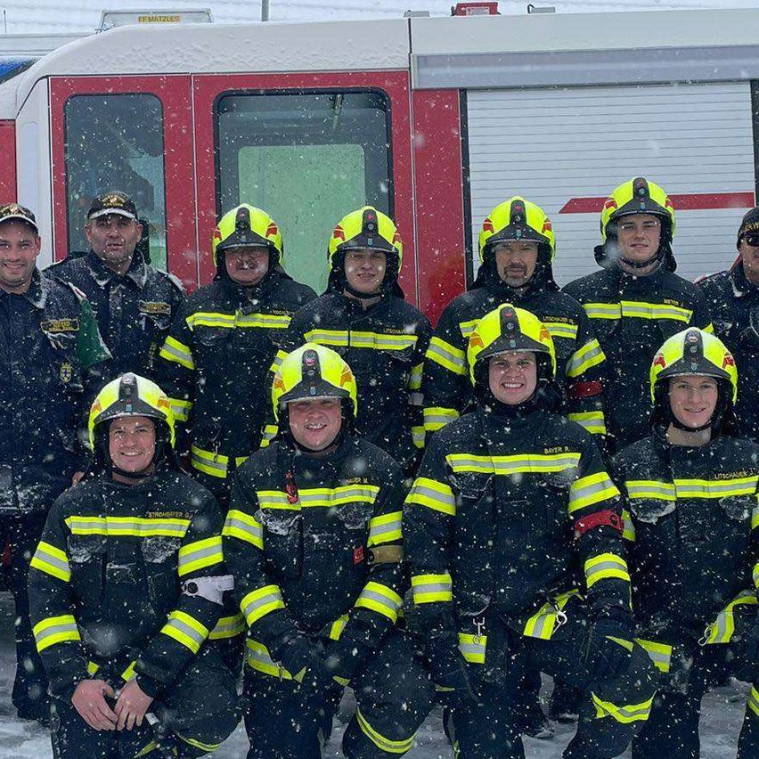 Bild enthält, People, Person, Adult, Male, Man, Clothing, Coat, Vehicle, Car, Face