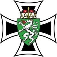 Ein heraldisches Emblem zeigt einen weißen Löwen auf einem grünen Schild innerhalb eines schwarzen Kreuzes. Der Schild hat eine rote Zunge und Krallen, eine Krone darüber und den Wort 'Silésie' in goldenen Buchstaben.