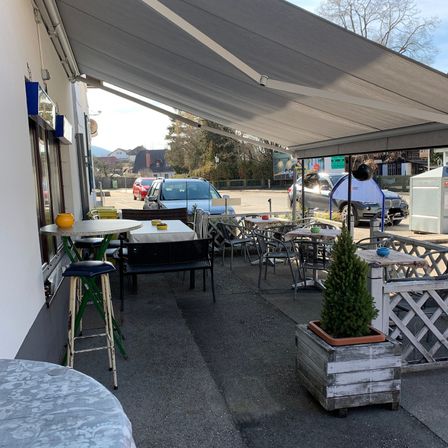 Bild enthält, Plant, Potted Plant, Car, Interior Design, Tree, Floor, Shelter, City, Furniture, Restaurant