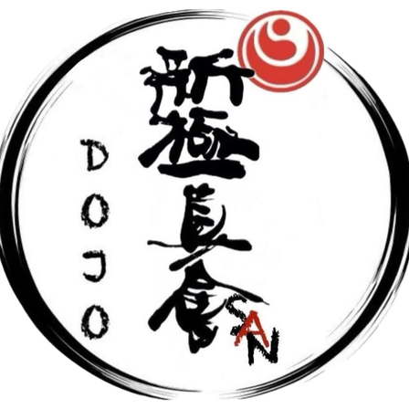 Ein kreisförmiges Logo zeigt das Wort Dojo in japanischer Schrift mit einem roten Kreis, der ein weißes Design in der Mitte enthält.