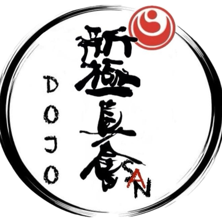 Ein rundes Emblem mit einem roten Kreis in der Mitte und schwarzen chinesischen Schriftzeichen darum herum. Der Text lautet Dojo San. Die Zeichen sind in einem fließenden, künstlerischen Stil geschrieben.