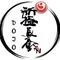 Ein rundes Emblem mit einem roten Kreis in der Mitte und schwarzen chinesischen Schriftzeichen darum herum. Der Text lautet Dojo San. Die Zeichen sind in einem fließenden, künstlerischen Stil geschrieben.