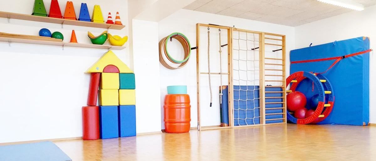 Bild enthält, Play Area, Indoors, Interior Design, Floor, Tape
