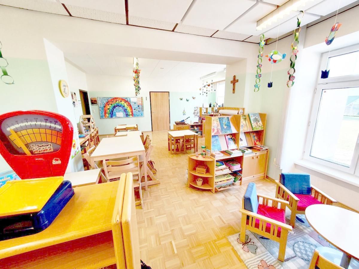 Bild enthält, Architecture, Building, School, Classroom, Indoors, Room, Kindergarten, Chair, Furniture