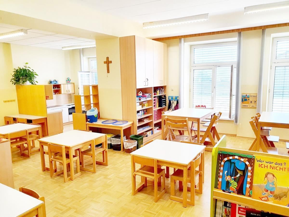 Bild enthält, Architecture, Building, School, Chair, Furniture, Person, Classroom, Indoors, Room