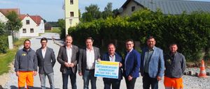 Bild enthält, Monastery, People, Person, Pants, Adult, Male, Man, Villa, Jacket, Suit