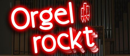 Ein leuchtendes rotes Schild sagt 'Orgel rockt' und zeigt ein Logo darüber, was auf ein Konzert mit Patrick G. hinweist. Im Hintergrund befindet sich eine große Orgel.