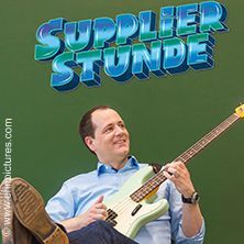 Bild enthält, Guitar, Musical Instrument, Adult, Male, Man, Person, Bass Guitar, Guitarist, Performer, Advertisement