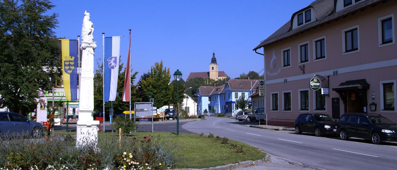 Bild enthält, Neighborhood, City, Road, Street, Urban, Intersection, Tarmac, Metropolis, Car, Path