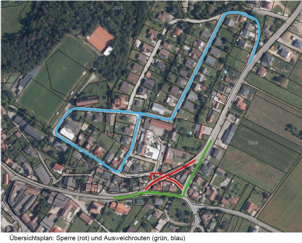 Luftaufnahme eines Stadtplans mit roten, blauen und grünen Linien, die verschiedene Routen und Bereiche darstellen. Die Bezeichnungen zeigen Sperre (rot) und Ausweichrouten (grün, blau).