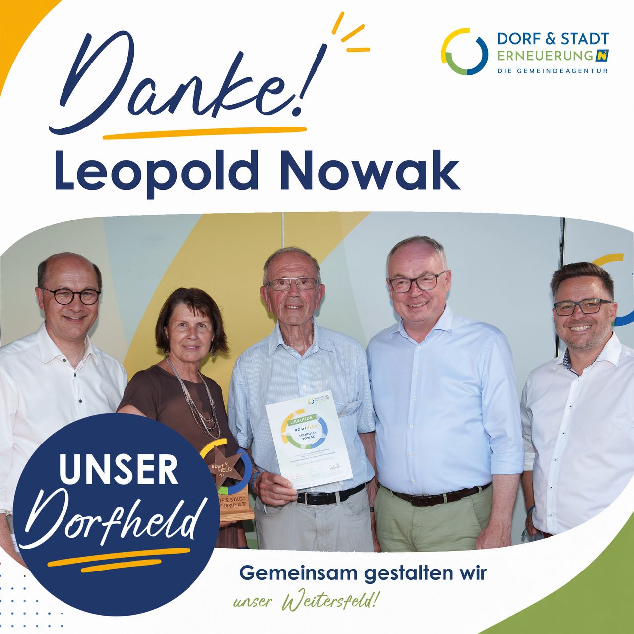 Fünf Menschen stehen lächelnd für ein Foto zusammen. Der Mann in der Mitte hält ein Zertifikat. Der Text 'Danke! Leopold Nowak' ist oben prominent angebracht. Das Bild hat einen lebhaften, farbenfrohen Hintergrund.