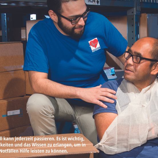 Bild enthält, Box, Cardboard, Carton, Package, Package Delivery, Person, Adult, Male, Man, Face