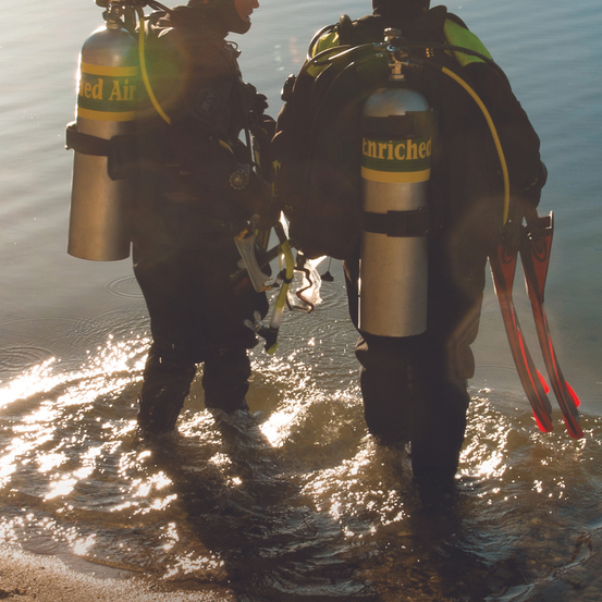 Bild enthält, Adventure, Nature, Outdoors, Person, Scuba Diving, Water, Adult, Male, Man, Lifejacket