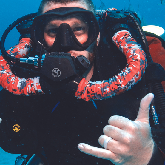 Bild enthält, Nature, Outdoors, Water, Adventure, Person, Scuba Diving, Finger, Face, Head, Fish