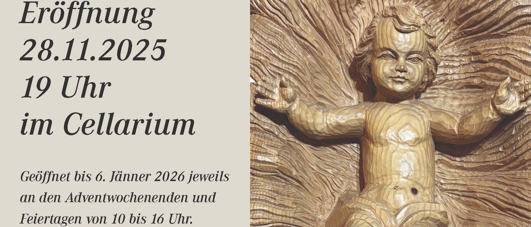 Ein Bild einer Holzstatue eines Kindes, das auf einem Baumstamm sitzt. Es steht 'Eroffnung 28.11.2025 19 Uhr im Cellarium'. Es ist ein Feierlichkeitsereignis.