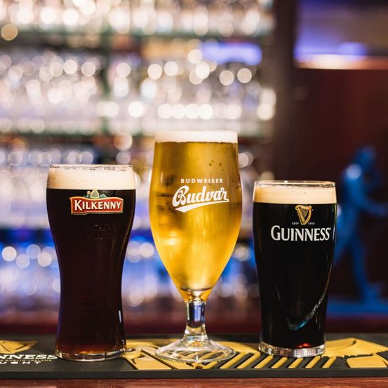 Bild enthält, Alcohol, Beer, Beverage, Glass, Beer Glass, Liquor, Lager, Architecture, Building, Factory