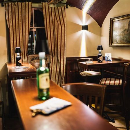 Bild enthält, Dining Table, Furniture, Table, Wood, Dining Room, Indoors, Restaurant, Chair, Alcohol, Plywood