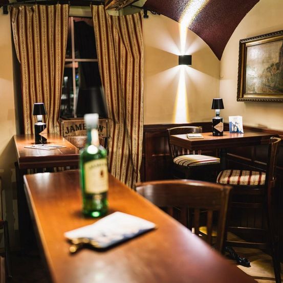 Bild enthält, Dining Table, Furniture, Table, Wood, Dining Room, Indoors, Restaurant, Chair, Alcohol, Plywood