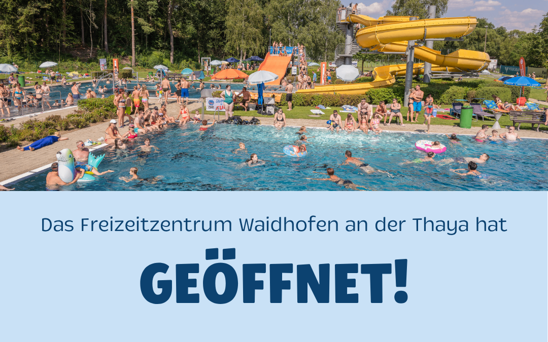 Das Freizeitzentrum Waidhofen an der Thaya ist eröffnet, viele Menschen schwimmen und nutzen Wasserrutschen.