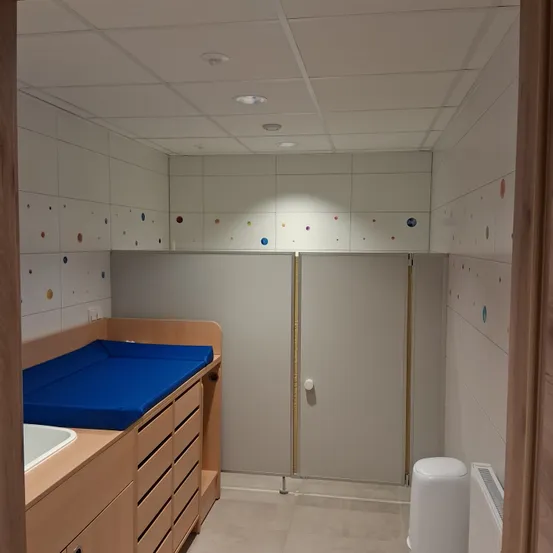 Wickelraum mit Kinder WC