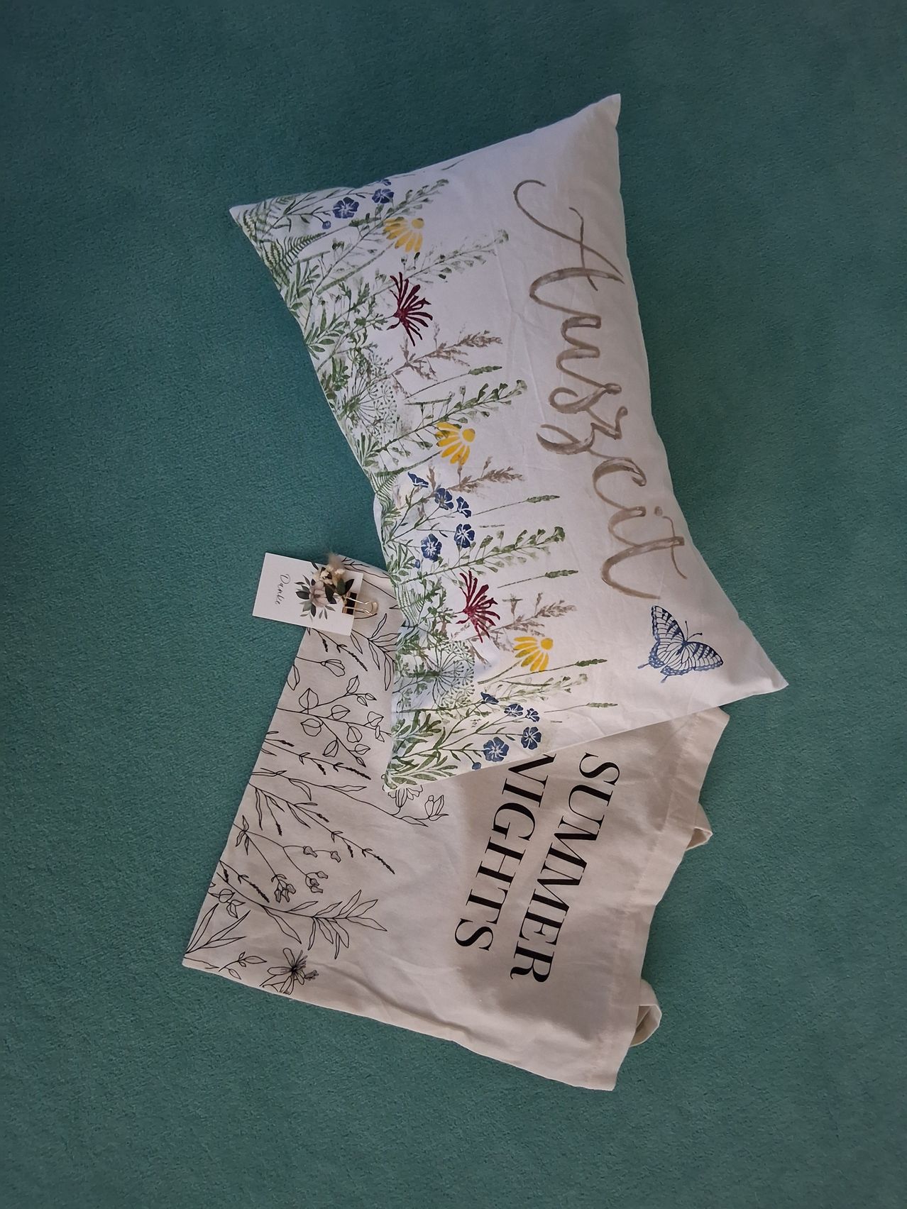 Ein Blumenkissen mit dem Wort Harzcity darauf und ein Beutel mit dem Wort Sommernächte.