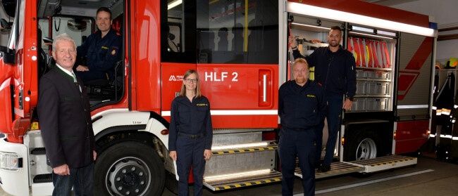 Bild enthält, Person, Adult, Male, Man, Shoe, Glasses, Vehicle, Truck, Fire Truck, Face