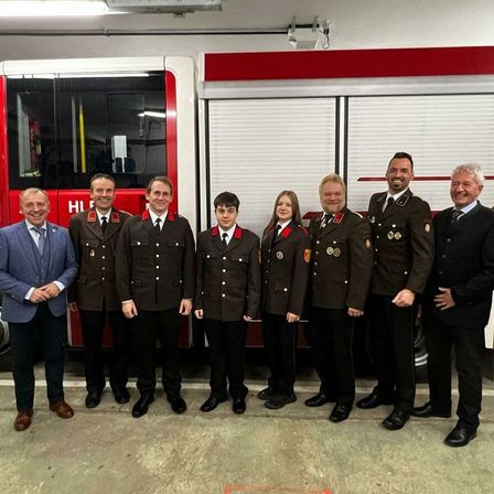 Bild enthält, Adult, Male, Man, Person, Coat, Officer, Military Officer, Suit, Wheel, Shoe