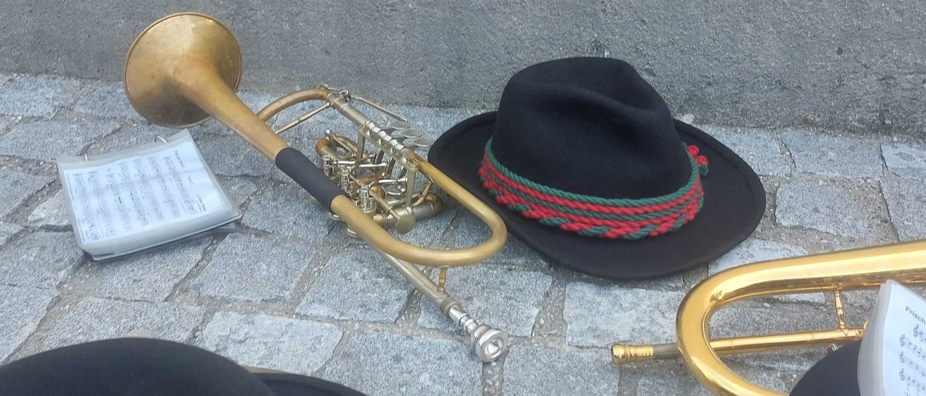 Bild enthält, Clothing, Hat, Brass Section, Horn, Musical Instrument, Mace Club, Weapon, Trumpet, Flugelhorn, Tuba