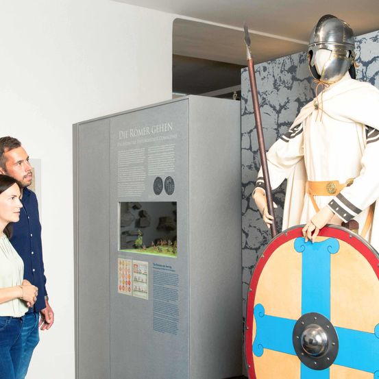 Bild enthält, Spear, Weapon, Armor, Person, Clothing, Pants