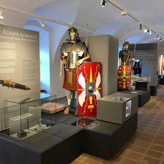 Bild enthält, Building, Indoors, Museum, Sword, Weapon, Adult, Female, Person, Woman