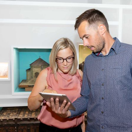 Bild enthält, Adult, Female, Person, Woman, Male, Man, Face, Head, Computer, Necklace