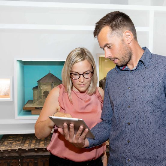 Bild enthält, Adult, Female, Person, Woman, Male, Man, Face, Head, Computer, Necklace